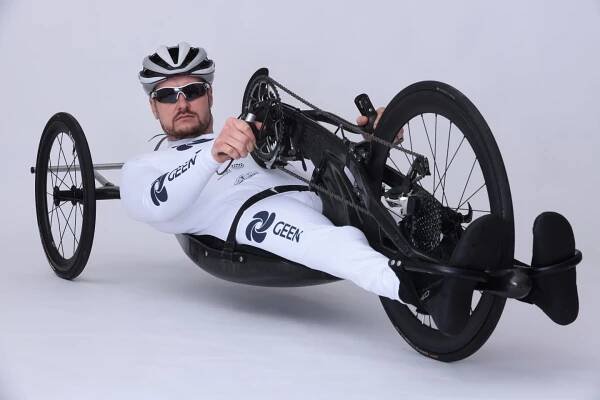 V patnácti se dostal na invalidní vozík. Teď paratriatlonista Honza Tománek poráží i nehendikepované sportovce – Muži v
