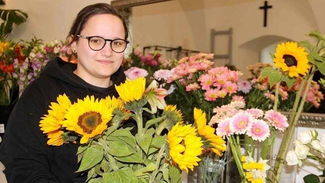 V Olomouci nabízí místní nádherné květiny. Vozí je z Bouzova, ne přes půl světa