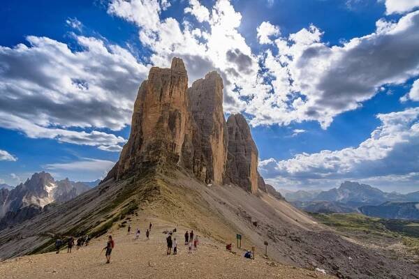 Vrcholy Tre Cime di Lavaredo v italských Dolomitech, které jsou častým cílem návštěvníků.
