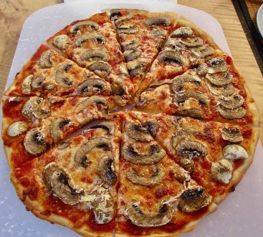 a homemade mushroom pizza for lunch!