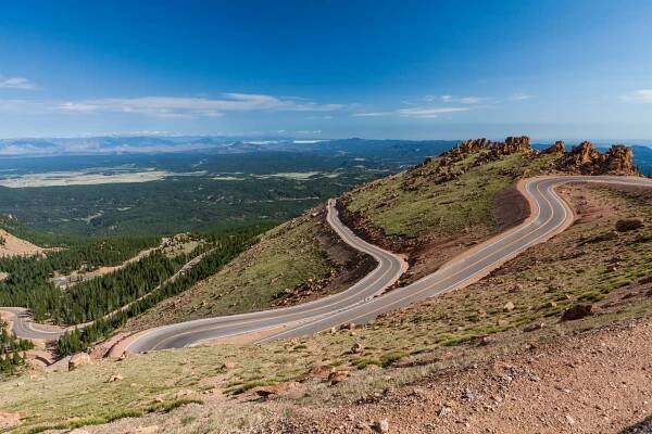 Trať závodu Pikes Peak skýtá řadu zrádných zatáček. - MotorGuru.cz