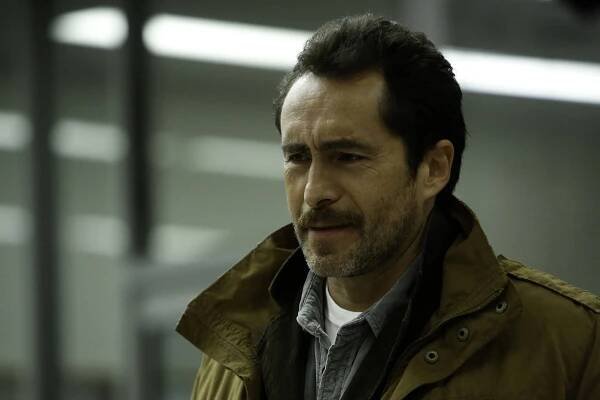 Demian Bichir Talks THE BRIDGE, Relating to His Character, & Cultural Differences in the US & Mexico