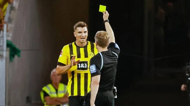 Fußball: Spielergröße kann Schiedsrichter beeinflussen