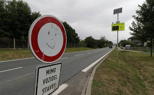 Silniční uzavírka v Chodové Plané: i kamiony musí na objížďku přes Kříženec