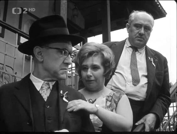 Frantisek Filipovský, Jan Vostrcil, and Stella Zázvorková in Svatba jako remen (1967)