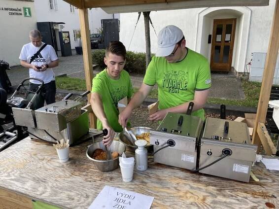 Premiéra Tvargle festu zaplnila náměstí. Pivo, tvarůžky a muzika táhly