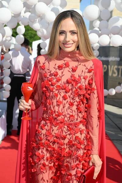 FOTO: Modelka Alena Prešnajderová v rudém outfitu.