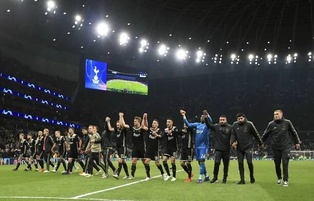 Fotbalisté Ajaxu Amsterdam slaví výhru 1:0 nad... | iROZHLAS - spolehlivé zprávy