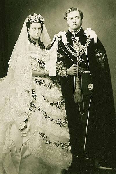 Soubor:King Edward VII and Queen Alexandra - Wedding -1863.jpg – Wikipedie