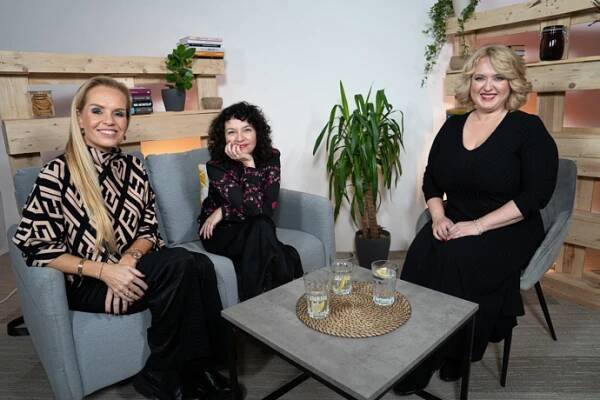 Dita Pichlerová a Karolína Ponocná Kamberská s moderátorkou talkshow Na kafeečko Miluškou Bittnerovou.