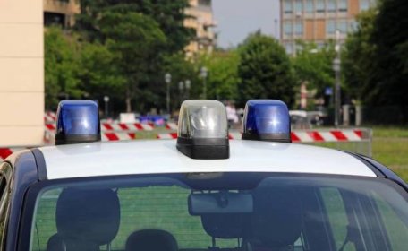 policejní auto s modrými sirénami ve městě - karabiniéři - stock snímky, obrázky a fotky