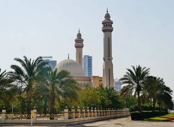 Soubor:Manama al-Fateh Grand Mosque Exterior Norden 1.jpg