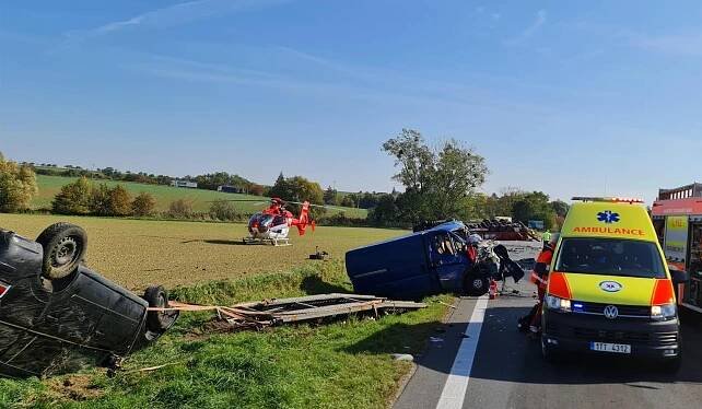 Fatální střet kamionu, dodávky a osobáku nepřežil jeden člověk