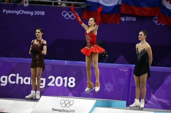 Olympijskou vítězkou v krasobruslení je mladičká Zagitovová