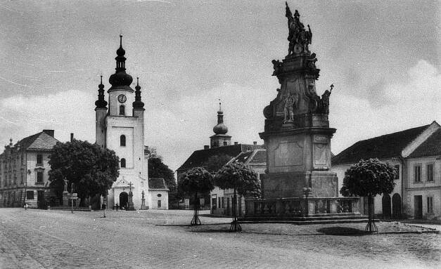 Ivanovice na Hané, náměstí s kostelem, zámkem a sousoším sv. Floriána; 1946/1948 (sbírka Jiřího Fiedlera).
