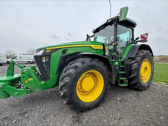 Kolový traktor John Deere 8R 370 | STROM PRAHA a.s. 