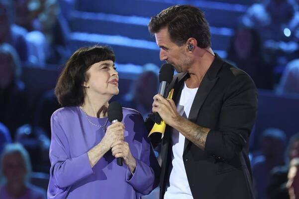 Mireille Mathieu und Florian Silbereisen in der ARD/ORF TV-Show Schlagerbooom Open Air - Die Stadionshow in √ñsterreich live aus dem Stadion. Kitzb√ºhel, 01.07.2023 *** Mireille Mathieu and Florian Silbereisen in the ARD ORF TV show Schlagerbooom Open Air The stadium show in Austria live from the stadium Kitzb√ºhel, 01 07 2023 Foto:xB.xDummerx/xFuturexImage