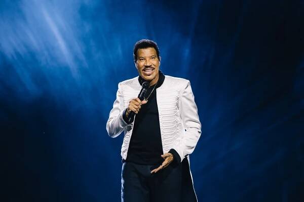 Recenze: Lionel Richie v Praze zpíval hity 80. let