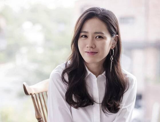 Věřte nebo nevěřte, ale první láskou krásné Son Ye Jin je její snoubenec Hyun Bin