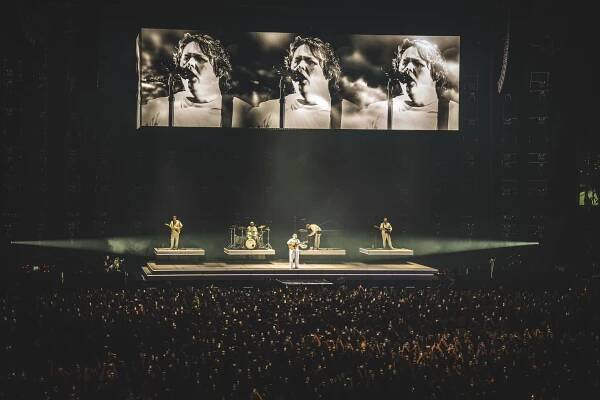 Recenze: Rádiové hity a přisprostlé vtipy. Lewis Capaldi byl v O2 areně perfektní