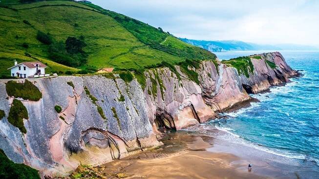 Dare to walk along the impressive cliffs in the Basque Country