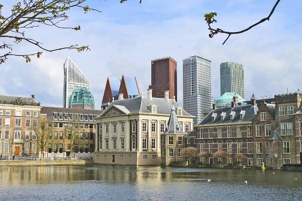 Binnenhof palác - holandský parlamen pozadí moderní — Stock obrázek