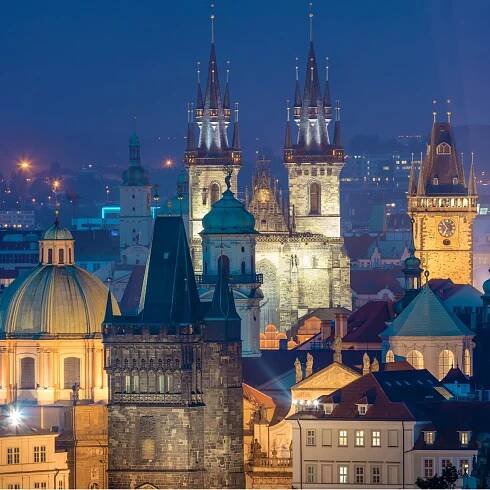 Fantastický pohled noc památek-Praha - střechy, hrady a kostely kopule, Czeh, Evropa — Stock obrázek