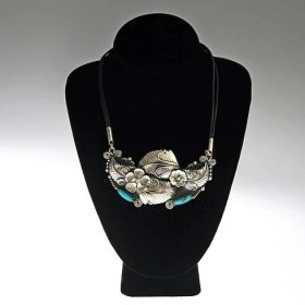 Výrazný stříbrný náhrdelník s tyrkysy