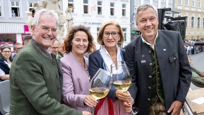 Landtagspräsident Karl Wilfinger, Bürgermeisterin Gudrun Sperner-Habitzl, Landeshauptfrau Johanna Mikl-Leitner, Festpräsident Fritz Strobl (v. l.)