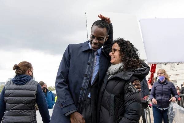 Ato Essandoh, Debora Cahn - Diplomatické vztahy - Jako Popelka - Z natáčení