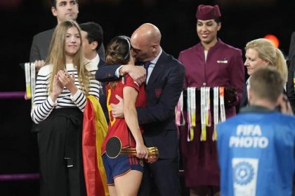 Předseda španělské fotbalové federace Luis Rubiales a fotbalistka Aitana Bonmatiová při slavnostním ceremoniálu po finále mistrovství světa v Sydney, 20. srpna 2023.