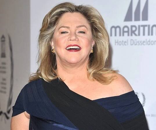 Kathleen Turner Biography - Facts, Childhood, Family Life & Achievements