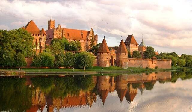 Majestátní hrad Malbork a pohyblivé písečné duny na Lebě - místa, ze kterých jsem si doslova sedla na zadek - All4Camper