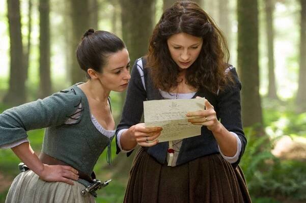 Cizinka - Pátrání - Z filmu - Laura Donnelly, Caitríona Balfe