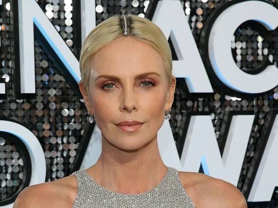 Charlize Theron Had the Chicest Trick for Covering Up Her Roots at the 2020 SAG Awards