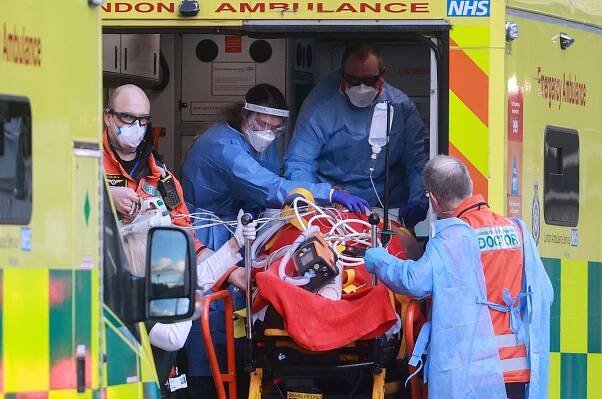 Umírají i třicátníci, doma po směně brečím. Svědectví z plných britských nemocnic