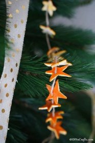 Christmas Time Is Here, Christmas Inspo, Noel Christmas, Christmas Garland, Christmas Inspiration, Star Garland, Winter Garland, Perfect Christmas, Orange Christmas Tree