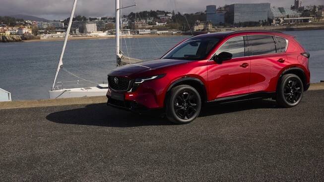 Nejprodávanější mazda přijíždí v nové generaci. CX-5 je větší, ale zbavila se fyzických tlačítek