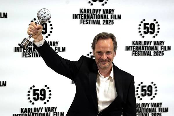 Zahájení MFF KV 2025: Slavní vzpomínali na Bartošku. Byl rád, že přijede Douglas