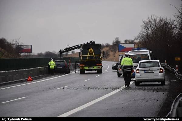 Při nehodě na dálnici D7 u Stehelčevsi zemřelo dítě | Týdeník Policie