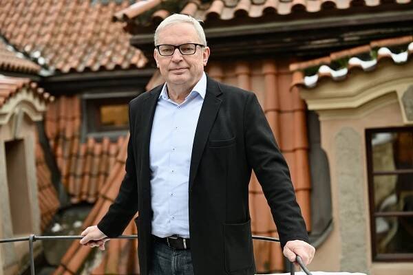 Senátor Smoljak: Je normální, že jsou politici se zpravodajstvím ČT nespokojeni
