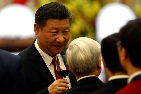 China's President Xi Jinping raises a toast with Vietnam's Communist Party General Secretary Nguyen Phu Trong at a State Banquet to welcome him in Hanoi