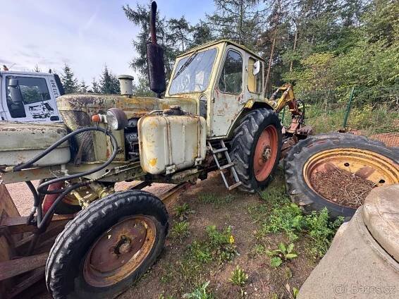 Traktor bagr Bělorus
