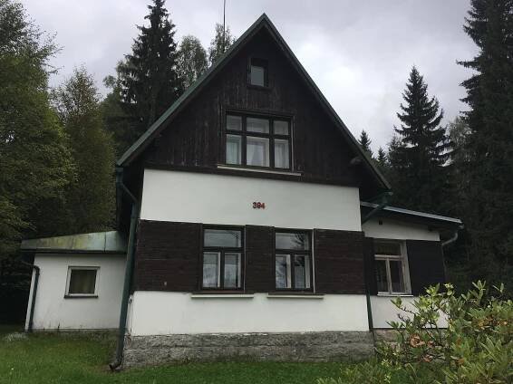Rekonstrukce očistila a rozšířila starou chatu v Jizerských horách. Pohrává si s detaily i barvami | EARCH.cz