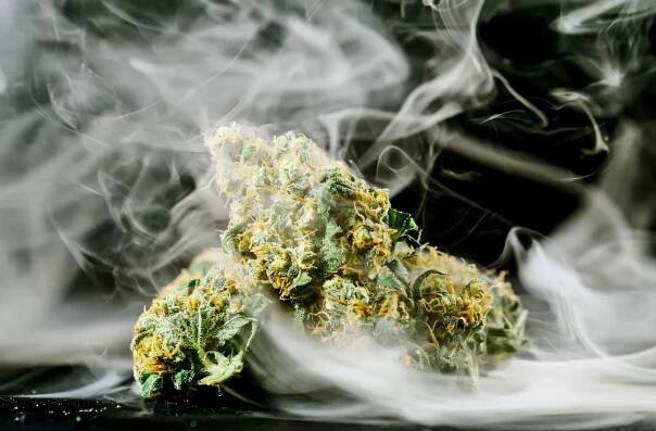 Jak mix THC a alkoholu ovlivňuje zdraví? Halucinace i sebevražedné myšlenky