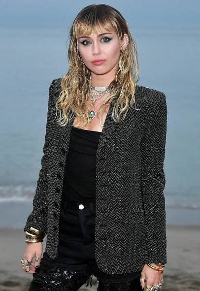 Miley Cyrus byla pozitivně testována na COVID