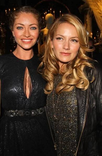 Rebecca Gayheart and Becki Newton at the Grand Opening of Monique Lhuillier's New Boutique. Monique Lhuillier, Los Angeles, CA. 10-10-07 — Stock obrázek