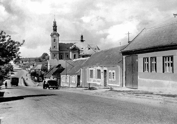 Vnorovy, pohled hlavní ulicí ke kostelu; 1961 (sbírka Pavla Fiedlera).