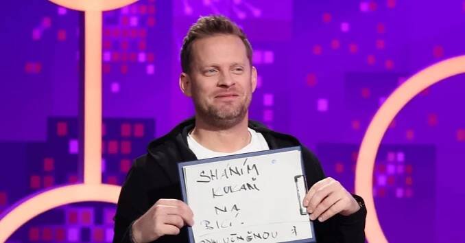Na maminku Jakuba Prachaře jde jaro a divočí. Herec ji raději schovává do studny, prozradí v show Inkognito