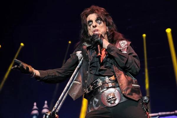 NAŽIVO: Alice Cooper v soudní síni. Hájil se šavlí, s hadem a hlavně rokenrolem | Headliner